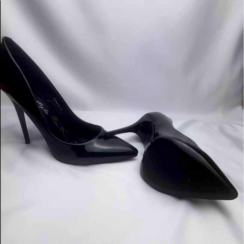 Black pumps